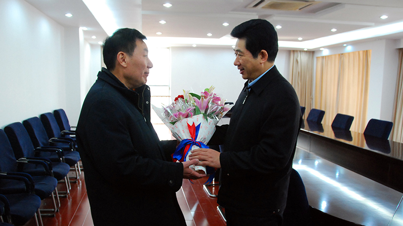 市政協(xié)主席仲昆代表市委、市政府慰問李永安董事長并視察德源
