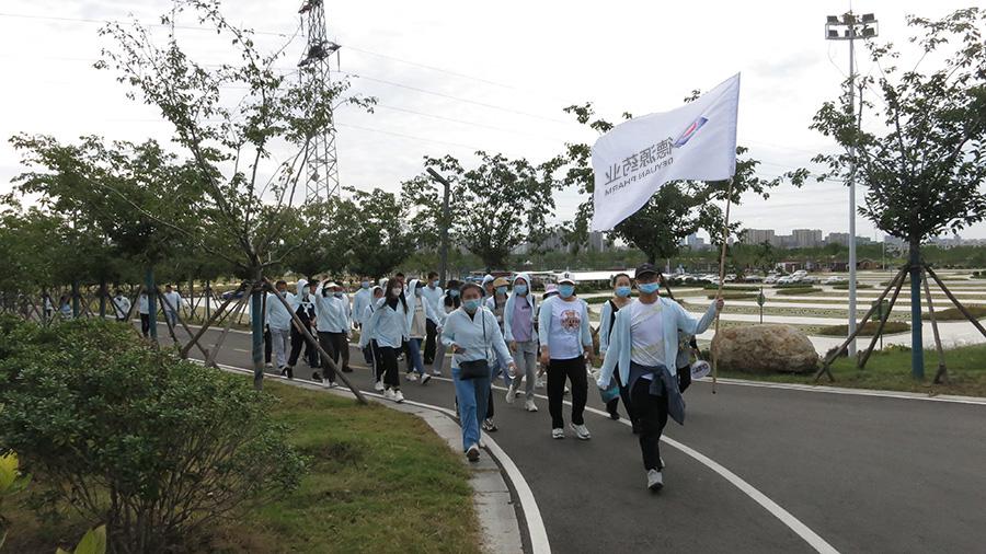 公司團建開展迎國慶勁走、燒烤活動